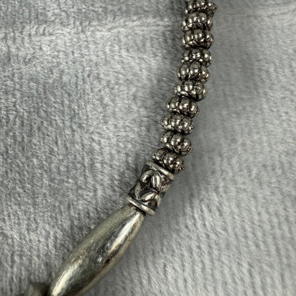 Memory Wire Silver-Tone Choker Length Necklace Ornate Oval Pendant Beaded Accent - Picture 13 of 16